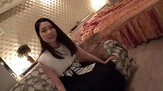 Asyalı güzel kıza oral seks yapılıyor ve cinsel ilişkiye giriliyor.