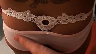 Asyalı güzel Lalaine penis emiyor ve yalıyor.