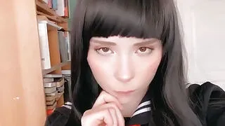 Japon öğrenci penisi derinlemesine emdi ve kovboy pozisyonunda seks yaptı.