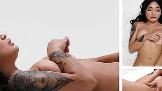 身材完美的亚洲熟女艾弗里·布莱克自慰取悦自己。